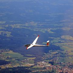 Flugwegposition um 11:14:32: Aufgenommen in der Nähe von Gemeinde Greisdorf, Österreich in 2008 Meter